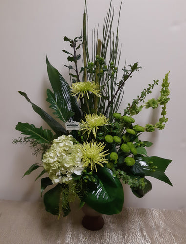 Arrangement floral funéraire tout en vert