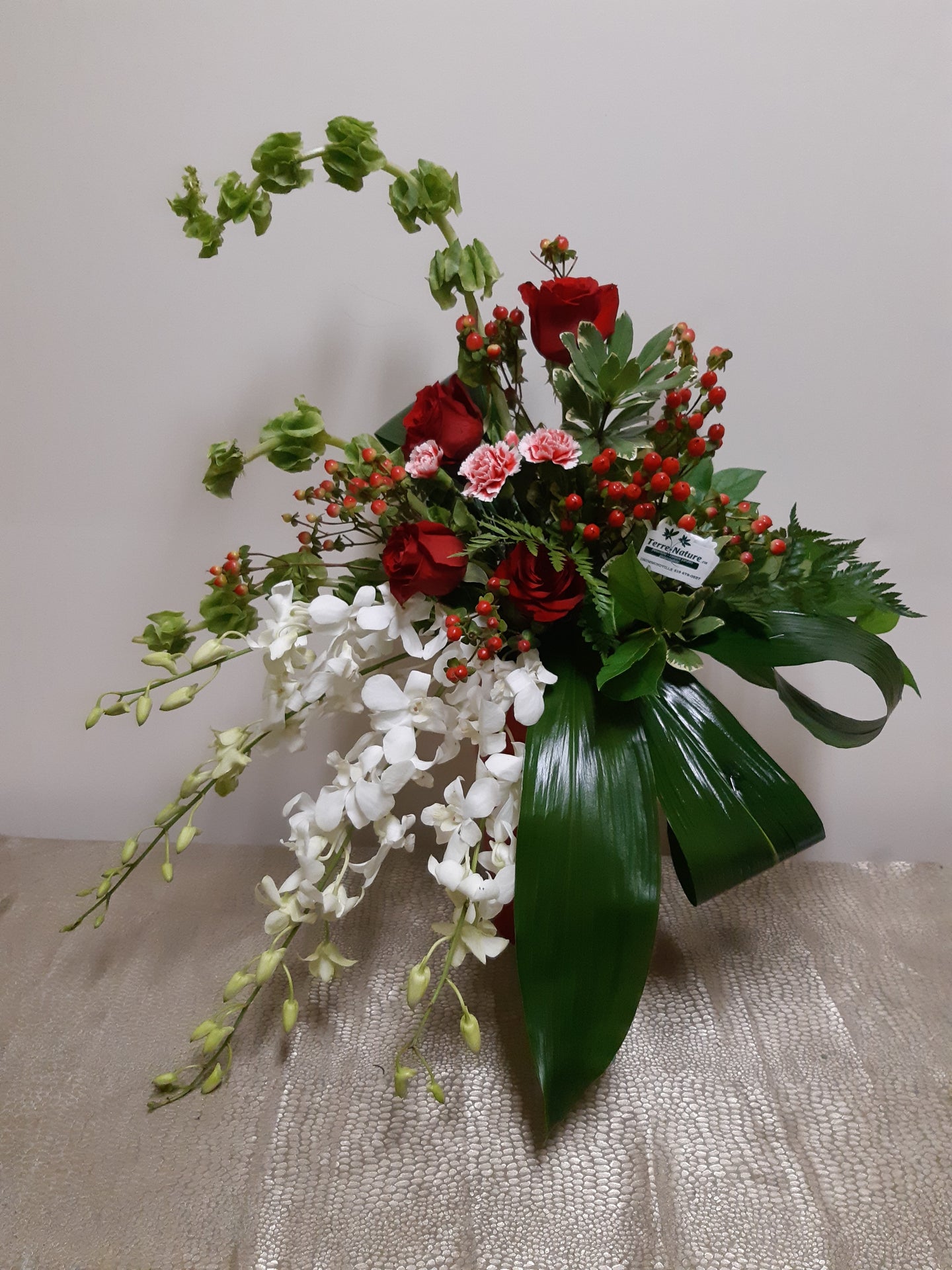 Bouquet moderne avec Roses, Pin et Orchidées