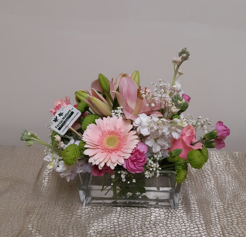 Bouquet compact et bien rempli dans les tons de rose