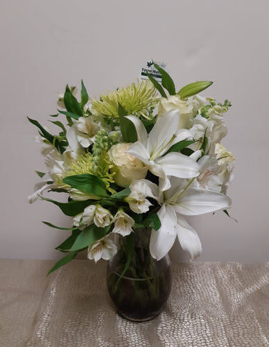 Bouquet tout en blanc, bien rond et bien garni avec Lys et Roses
