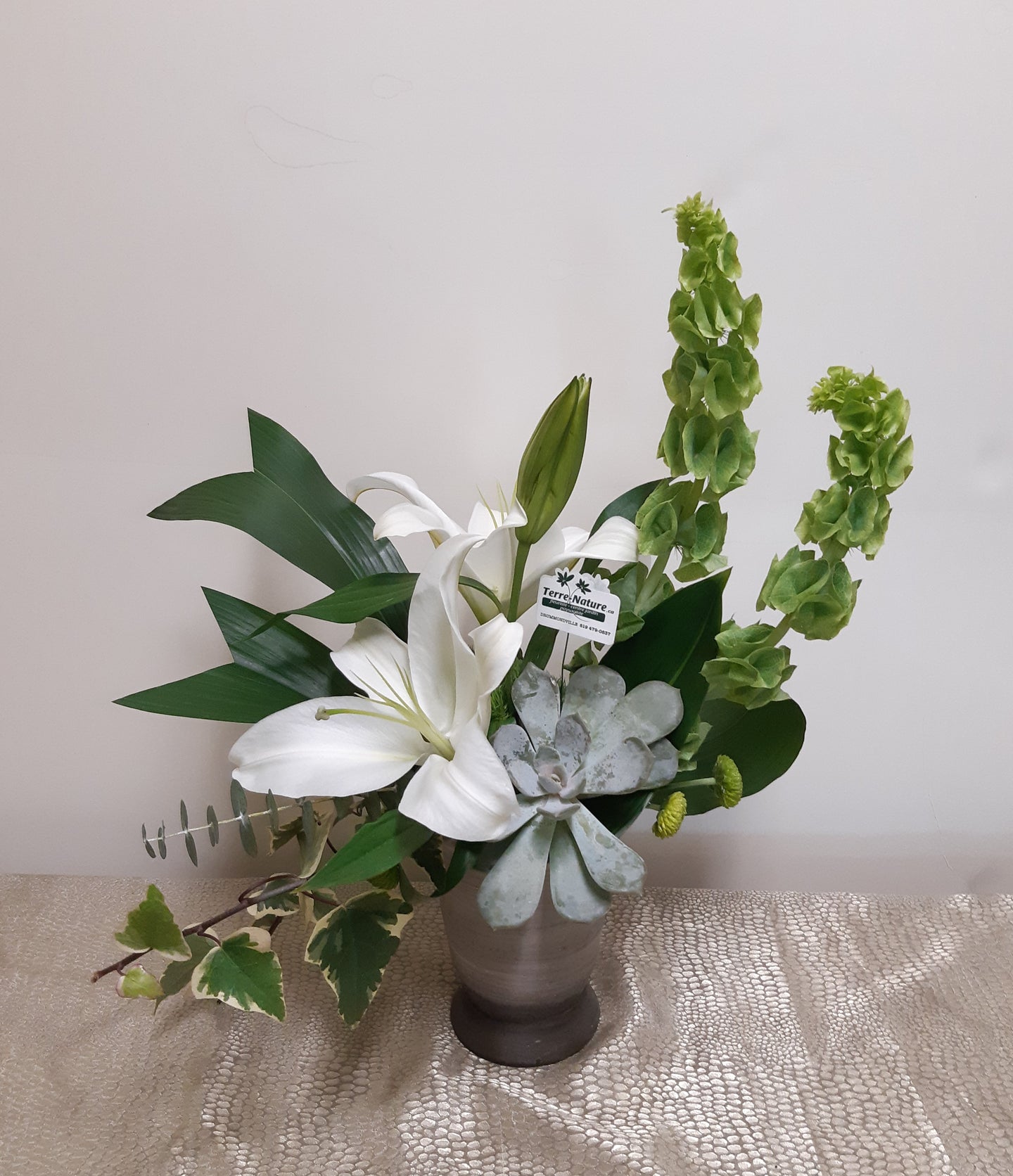 Bouquet angulaire avec Lys dans les tons de blanc