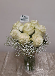 Bouquet de 7 Roses blanches entourées de soupir de bébé