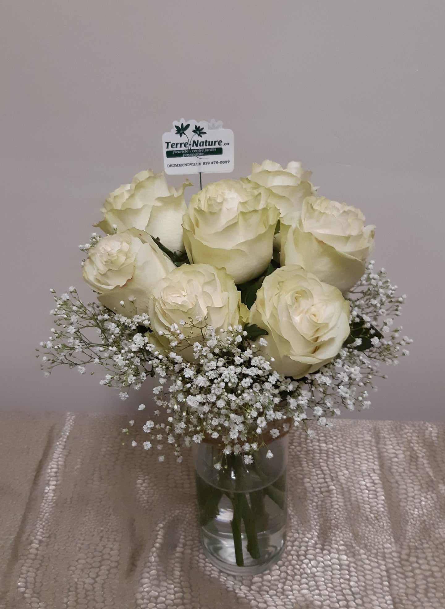 Bouquet de 7 Roses blanches entourées de soupir de bébé