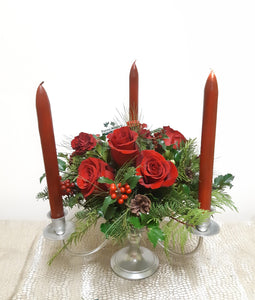 Centre de table sur pied avec chandelles et arrangement de Noël