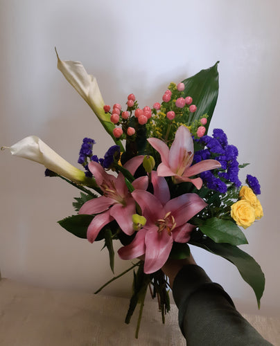 Bouquet de fleurs chic dans les tons de rose et blanc