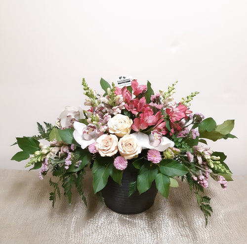 Arrangement floral funéraire doux et printanier