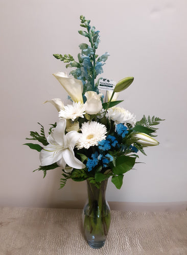 Magnifique arrangement floral dans les tons de bleu et blanc