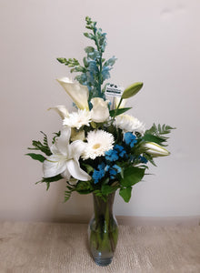 Magnifique arrangement floral dans les tons de bleu et blanc