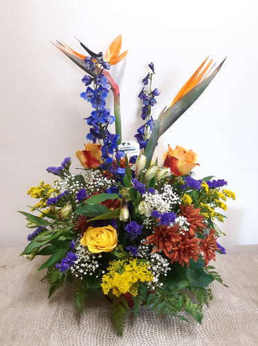 Arrangement floral funéraire dynamique et coloré
