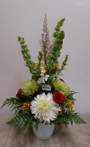 Arrangement floral funéraire dans les tons de blanc, vert et rouge