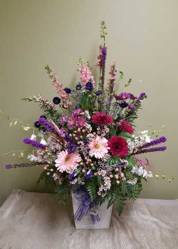 Corbeille funéraire de fleurs des champs