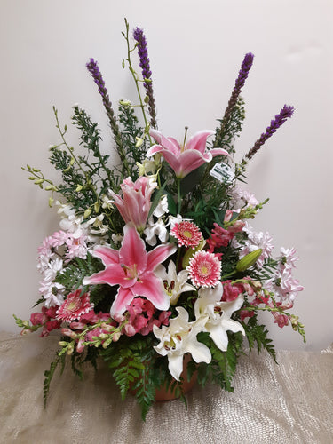 Arrangement floral funéraire dans les tons de rose et blanc
