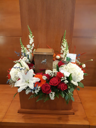 Arrangement floral pour urne avec Lys, Gerberas, et Roses