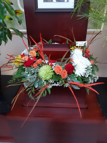 Arrangement floral pour  urne dans les tons de blanc, rouge et orange