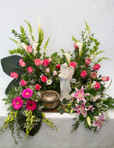 Coussin de fleurs pour urne dans les tons de rose et blanc