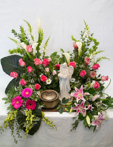 Coussin de fleurs pour urne dans les tons de rose et blanc