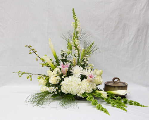 Arrangement floral pour urne tout en douceur