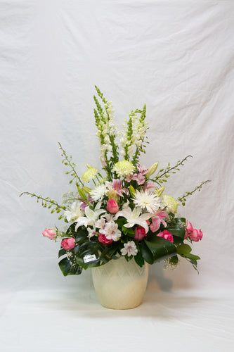 Arrangement floral funéraire tout en douceur