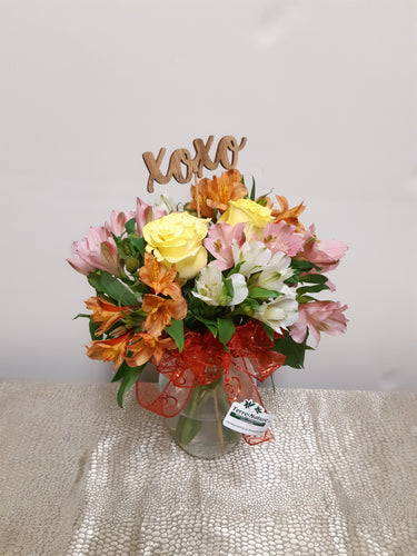Beau bouquet d'alstroemerias et roses