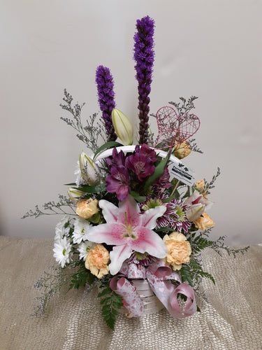 Splendide panier floral de Saint-Valentin dans les tons de rose et violet