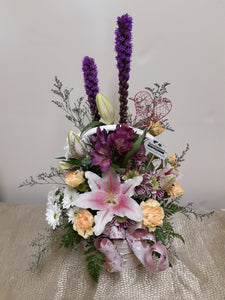 Splendide panier floral de Saint-Valentin dans les tons de rose et violet